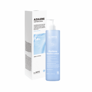 Azulene Soother Lotion (200ml / 500ml) Azulene Soother Lotion contains real blue azulene in a Chamomile flower water base instead of purified water. This moisturizing and soothing lotion contains panthenol and ceramide NP to protect against harmful external environments. It has completed hypoallergenic tests for sensitive skin and infants and children usage. This hypoallergenic moisturizing lotion provides care for the whole family, face to body. Ingredients (Translated): Chamomile Flower Extract 57%, Butylene Glycol, Glycerin, Macadamia Seed Oil, Jojoba Seed Oil, Panthenol, Cetyl Ethylhexanoate, Ethylhexyl Stearate, Shea Butter, Glyceryl Stearate, Cetearyl Olivate, Dicaprylyl Carbonate, Sodium Stearoyl Glutamate, Sorbitan Olivate, Caprylic/Capric Triglyceride, Sodium Hyaluronate, Glyceryl Glucoside, Beta-Glucan, Sophora Flavescens Extract, Licorice Root Extract, Peony Root Extract, Portulaca Extract, Chrysanthemum Extract, Turmeric Root Extract, Guaiacum Extract, Centella Asiatica Extract, Salvia Officinalis (Sage) Leaf Extract, Papain, Microcrystalline Wax, Dimethicone, Tocopheryl Acetate, Purified Water, Glucose, Sodium Chloride, Sodium Cocoyl Glutamate, Dipotassium Glycyrrhizate, Tromethamine, Ice Plant Extract, Polysorbate 80, Sorbitan Oleate, Chlorphenesin, 1,2-Hexanediol, Allantoin, Algae Extract, Japanese Cypress Extract, Salvia Oil